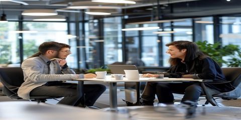 硅谷科技公司导师制秘密教学：资深工程师与初级工程师在咖啡馆进行非正式代码审查，轻松氛围中传递架构思维